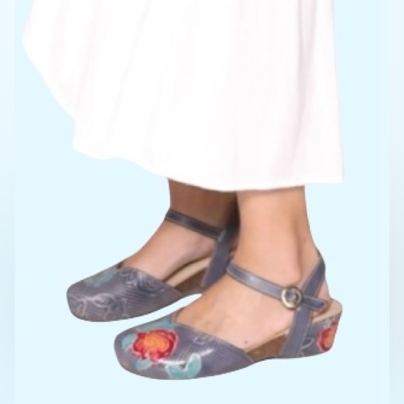 L’ARTISTE BY SPRING STEP Shoes - 💙 NWOT! L’ARTISTE BY SPRING STEP IN “LIZZIE-ROSE” HAND PAINTED MARY JANE!